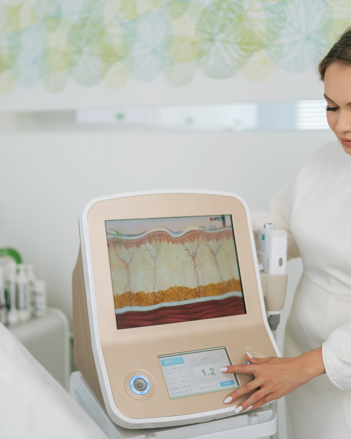 Ustawianie aparatury do zabiegu estetycznego w Bas Clinic we Wrocławiu