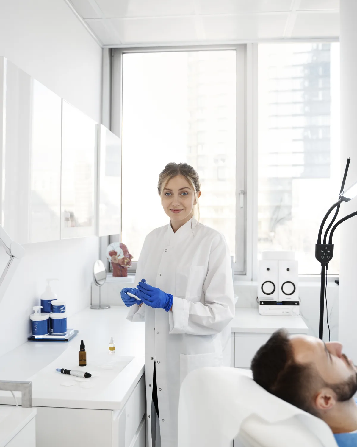 Przygotowanie do zabiegu medycyny estetycznej w Bas Clinic we Wrocławiu