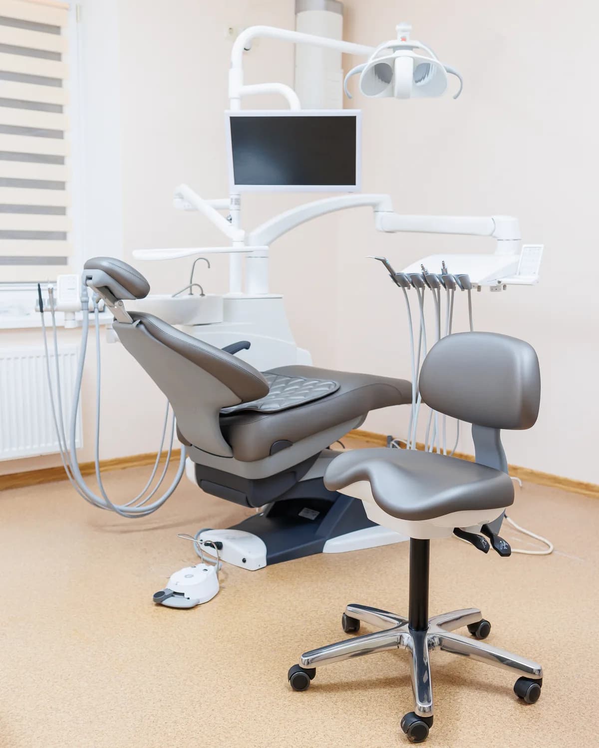 Gabinet stomatologiczny z unitem i fotelem w Bas Clinic we Wrocławiu