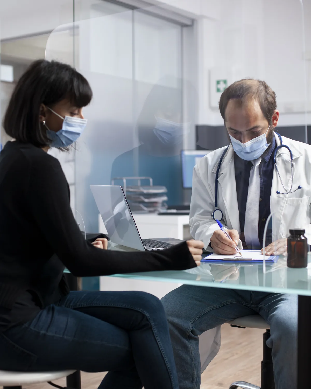 Konsultacja pacjentki z lekarzem w Bas Clinic we Wrocławiu
