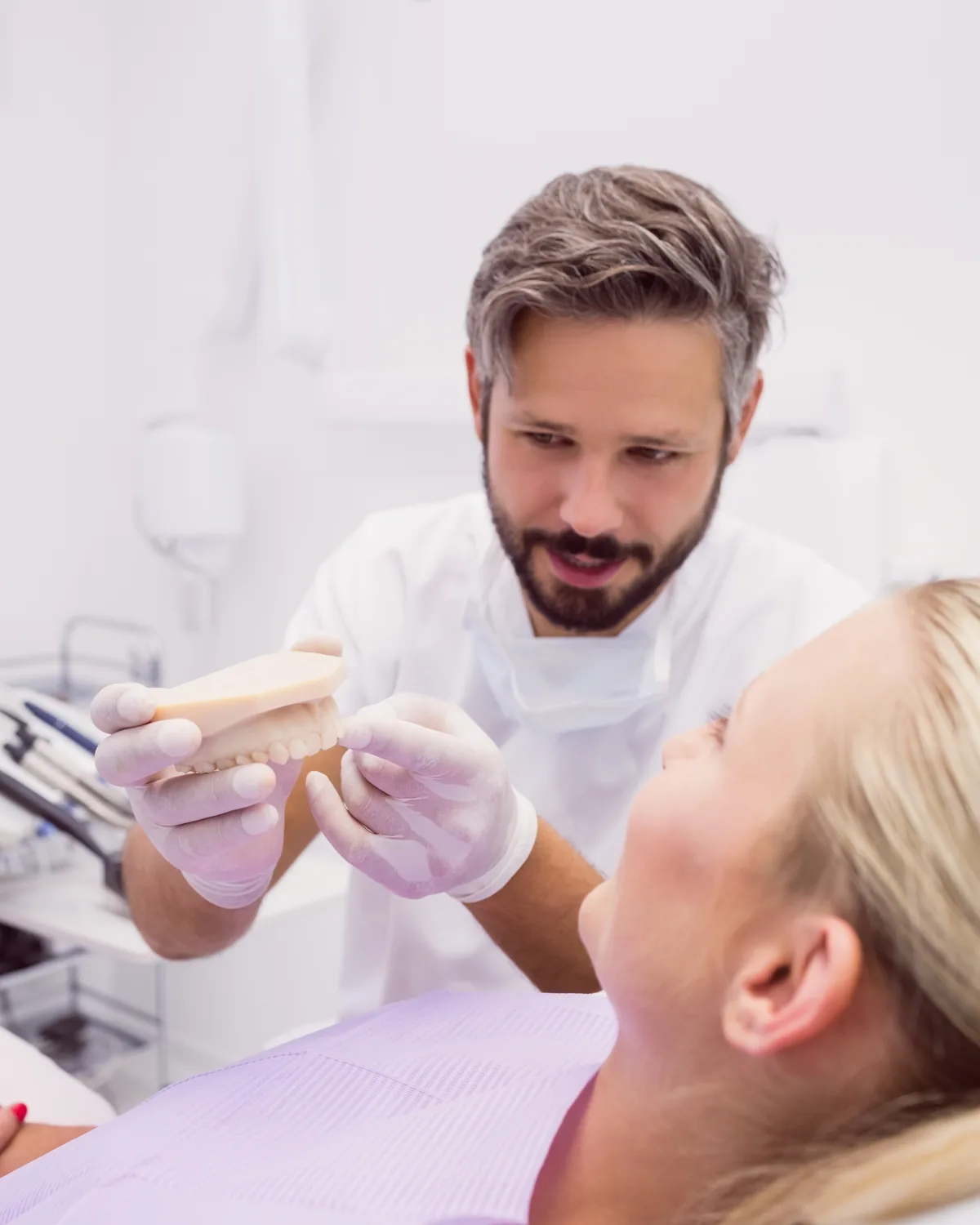 Lekarz omawia plan leczenia protetycznego na modelu w Bas Clinic we Wrocławiu