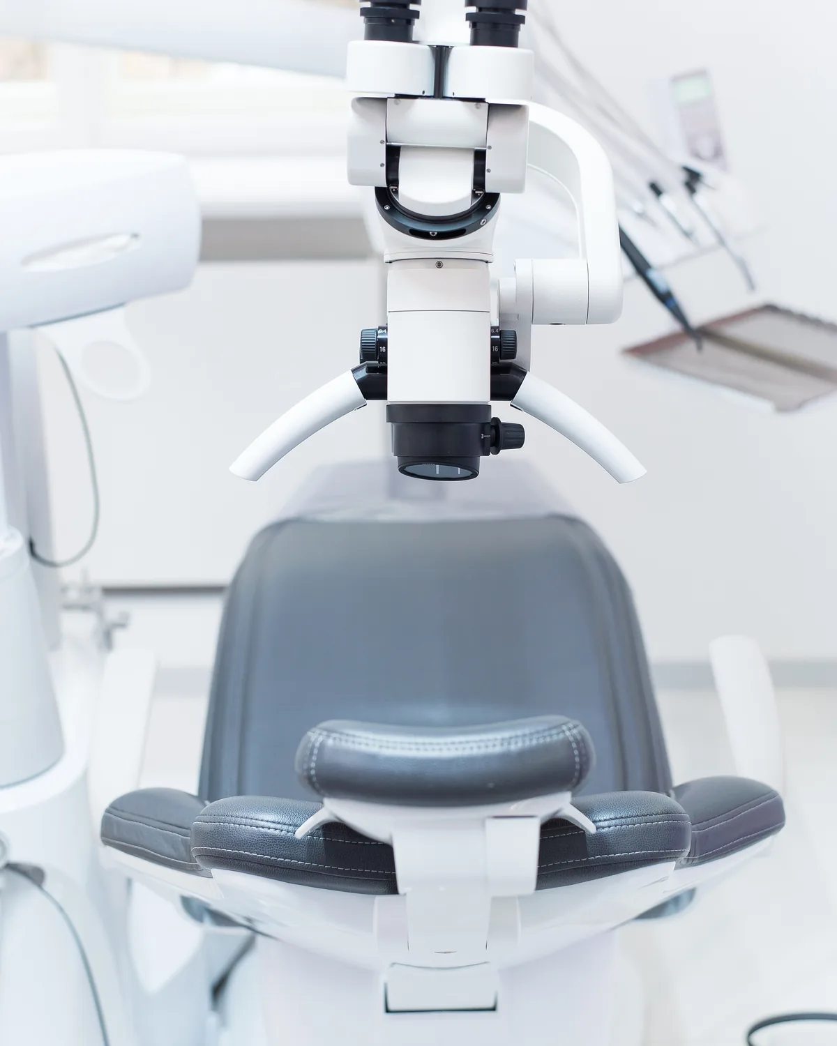 Mikroskop stomatologiczny nad fotelem w Bas Clinic we Wrocławiu