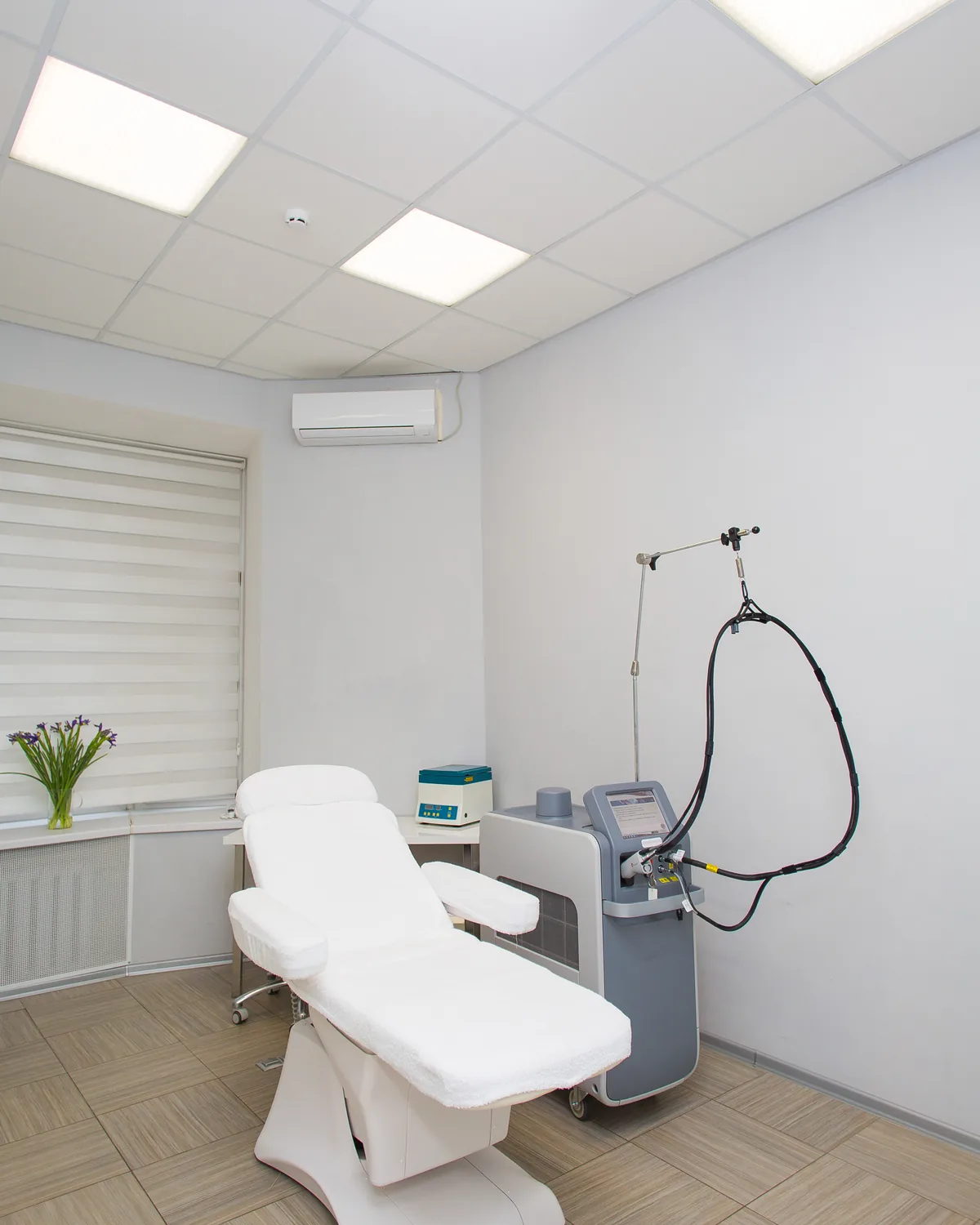 Sala zabiegowa z leżanką i sprzętem w Bas Clinic we Wrocławiu