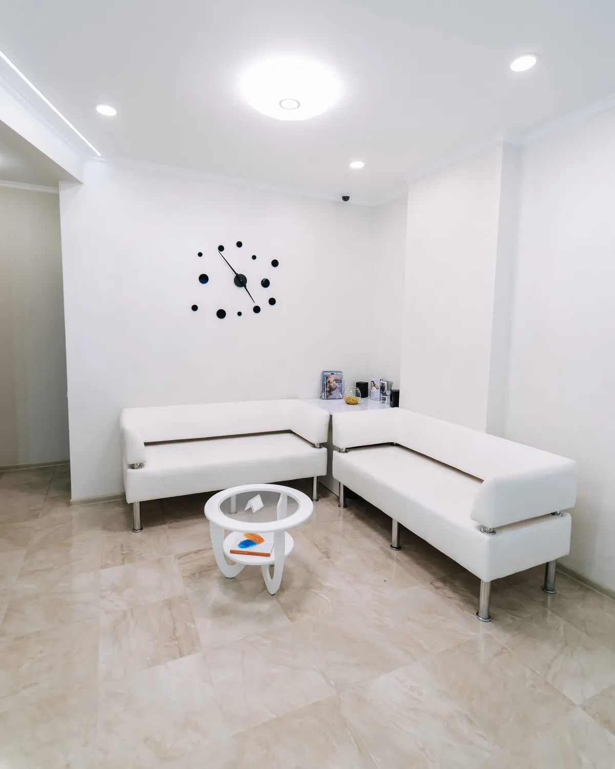 Jasna strefa wypoczynkowa dla pacjentów w Bas Clinic we Wrocławiu