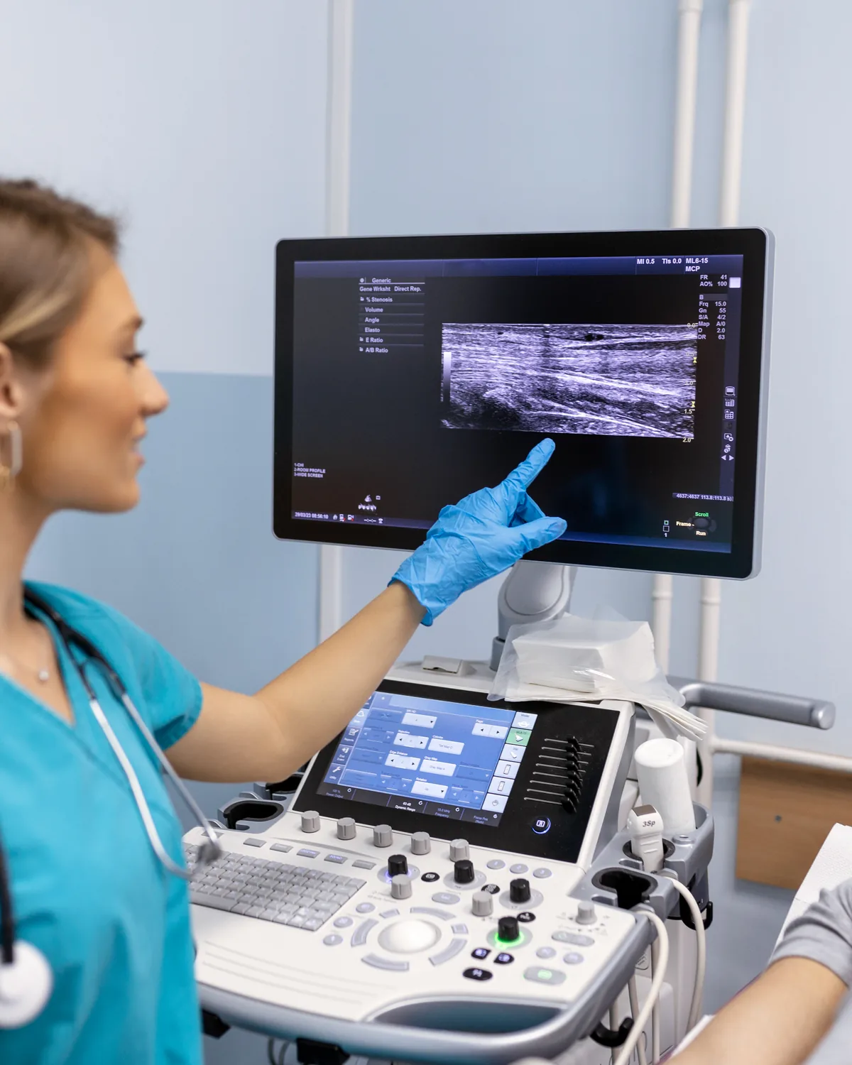 Omówienie obrazu USG na monitorze podczas badania w Bas Clinic we Wrocławiu