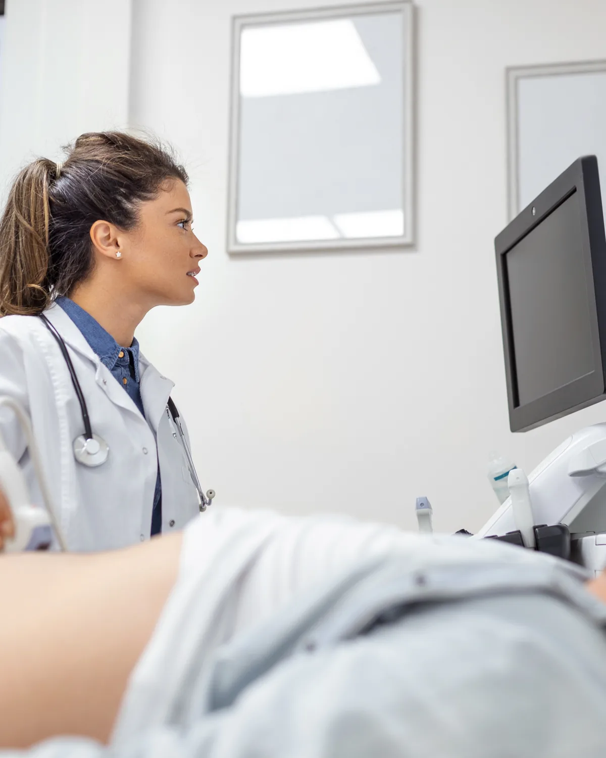 Lekarka wykonuje USG jamy brzusznej w Bas Clinic we Wrocławiu