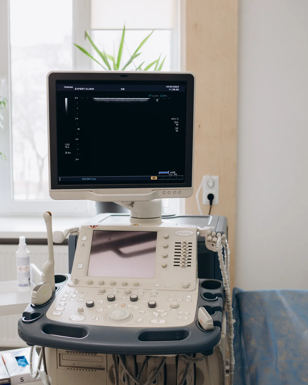Pracownia USG z aparatem ultrasonograficznym w Bas Clinic we Wrocławiu