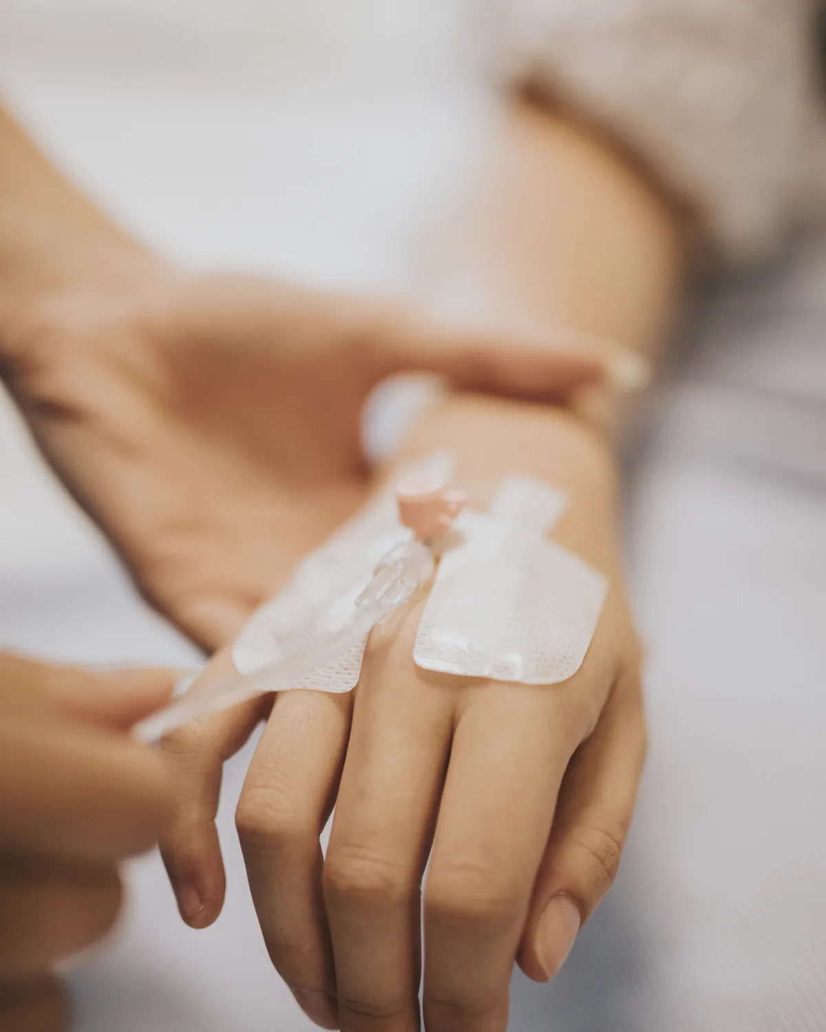 Założony wenflon przed wlewem dożylnym w Bas Clinic we Wrocławiu