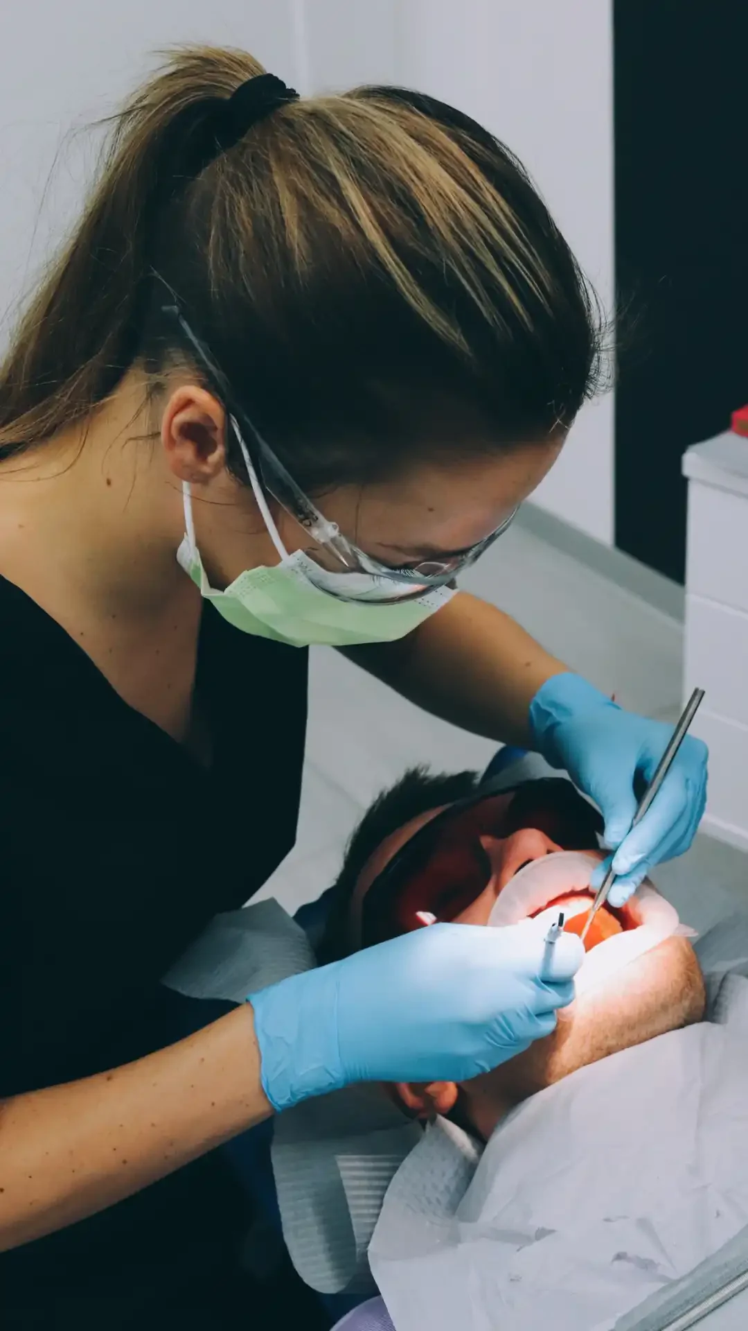 Zabieg bondingu zębów w gabinecie Bas Clinic we Wrocławiu