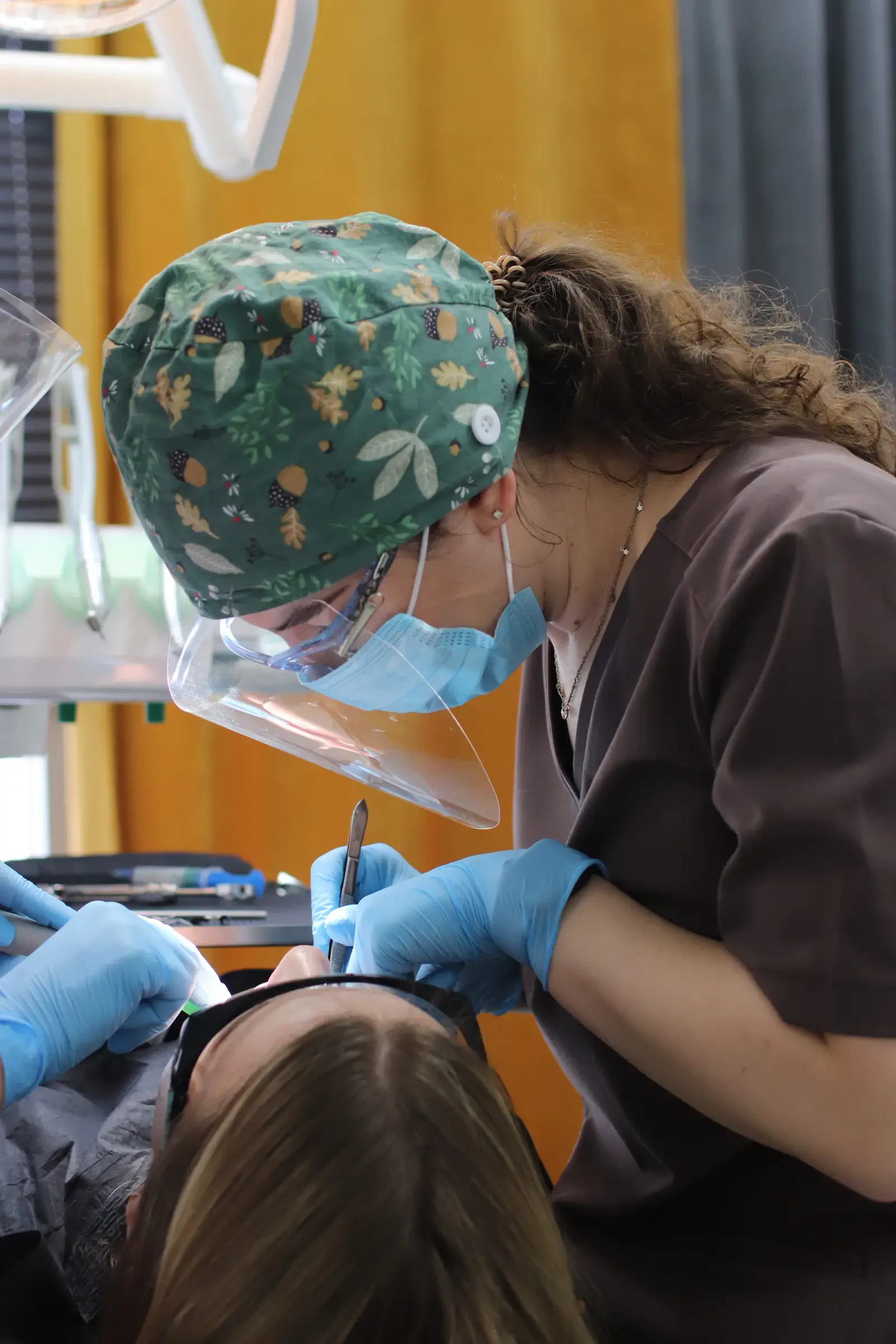 Odbudowa zęba podczas zabiegu w gabinecie Bas Clinic we Wrocławiu