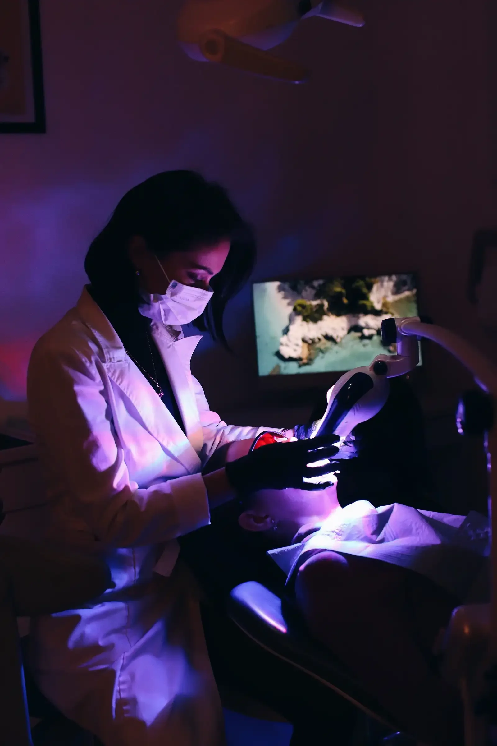 Wybielanie zębów lampą LED w gabinecie Bas Clinic we Wrocławiu